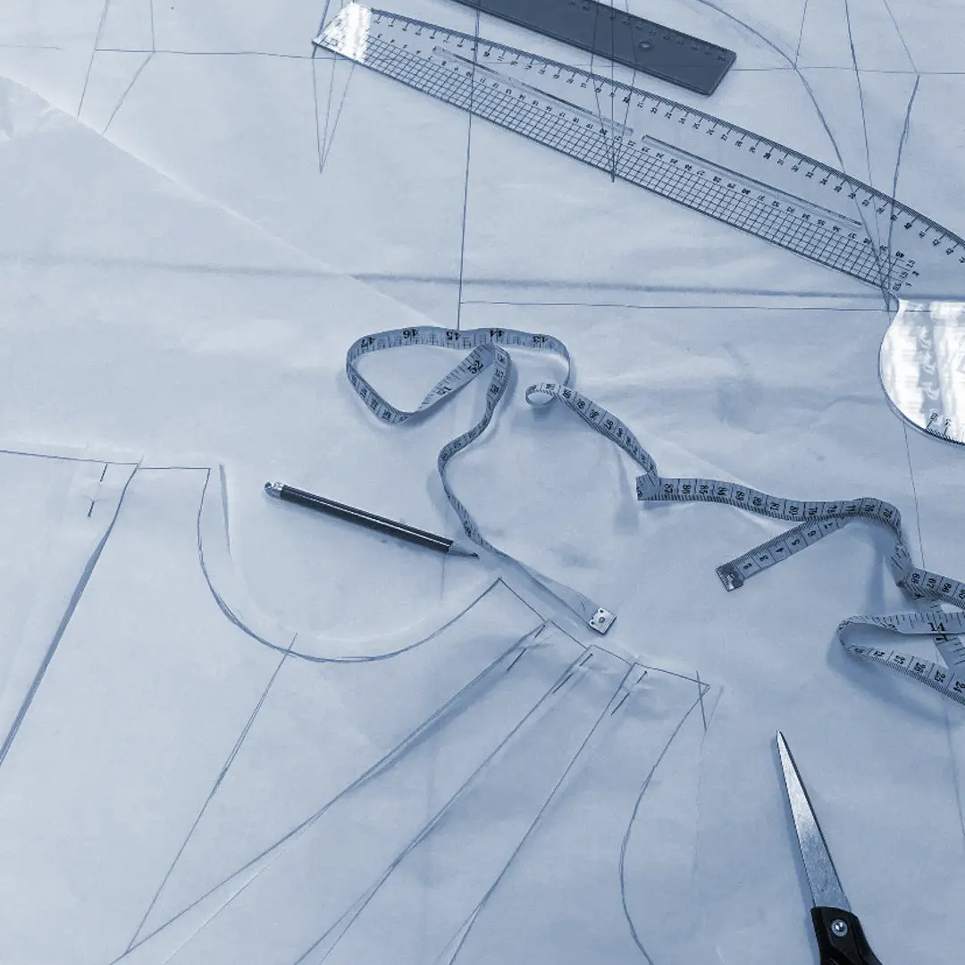 Modellista di abbigliamento con manichino e metro da sarta - ruolo e competenze professionali