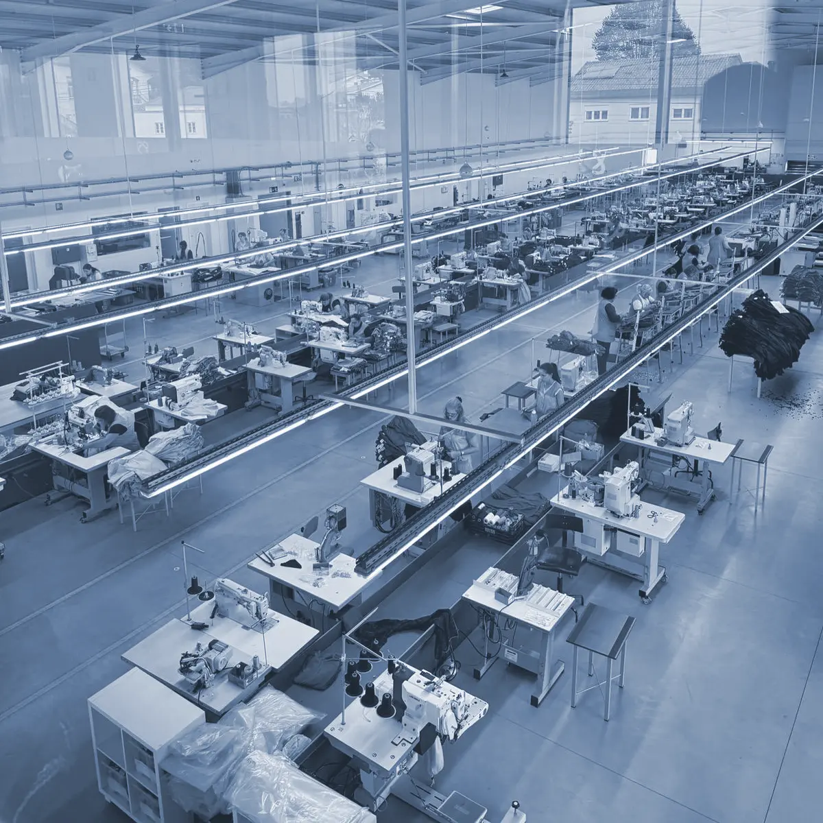 Vecchia fabbrica di abbigliamento durante la fase di industrializzazione - criticità nella produzione moda