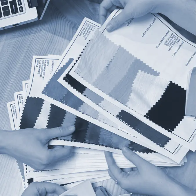 Sarta segna il tessuto con il gesso per piazzamento e taglio: come calcolare il calo tessuto in modelleria abbigliamento